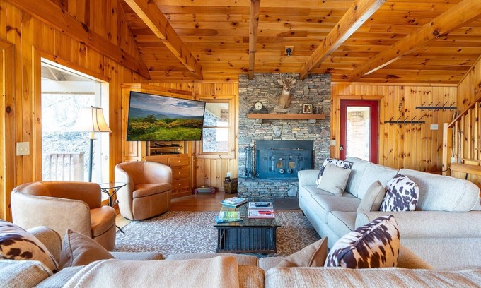 Buck Mountain Cabin | DunRovin-Open for Bookings! LOW RATES-6 BR, Private, Hot Tub, Wi-Fi, AC