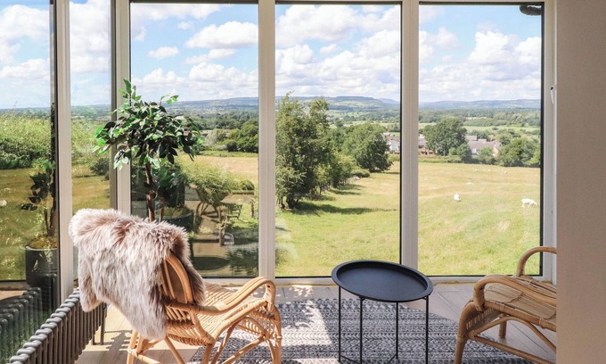 Billington Cottage | DUNSTER COTTAGE, family friendly, with a garden in Whalley