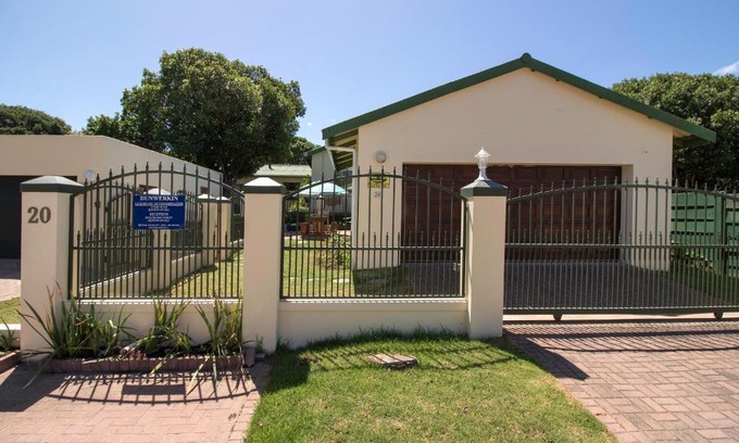 Kenton on Sea Apartment | Dunwerkin Bachelor Flat