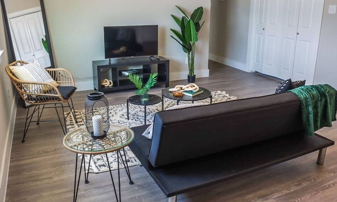 Spring Branch West Apartment | Duo Dreams offers you the ultimate Houston experience with comfort, class, and style.