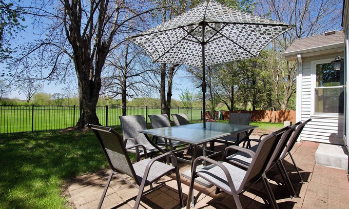 Bolingbrook House | Dupage River Retreat w/Chef's Kitchen & Fire Pit!