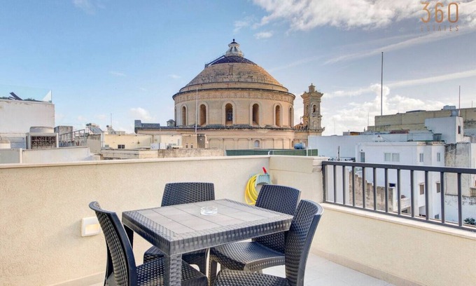 Mosta Apartment | Duplex 2BR penthouse with Balcony, Rooftop & Views