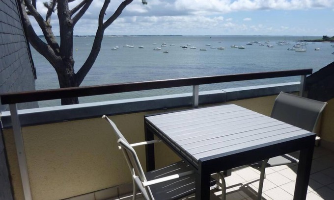 Kervoyal Apartment | Duplex apartment, feet in the water