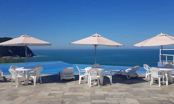 Peninsula Apartment | Duplex apartment with incredible sea views in a gated community in Guarujá.