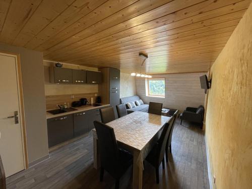 Saint-Jacques-des-Blats Apartment | Duplex confortable 52m² - 2 chambres - Près des pistes - Parking gratuit - Non fumeur - FR-1-787-11
