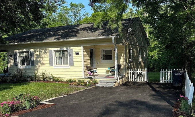 Jacksonville House | Duplex delight w/gators & coffee