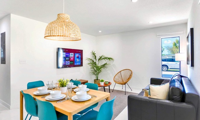 Gladeview Apartment | Duplex Near Wynwood & MiMo District