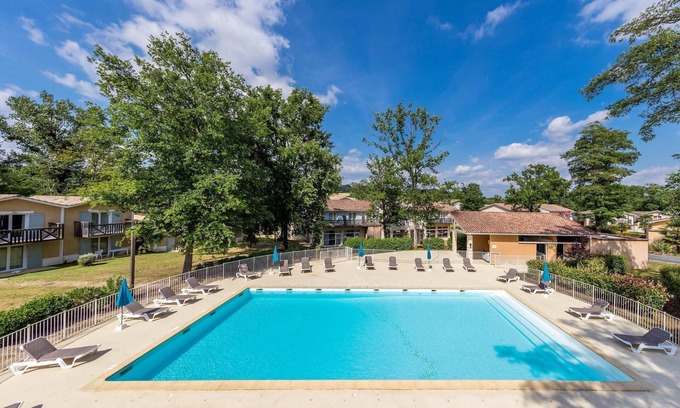 Barbaste Condo | Duplex Proche Du Cours De Golf + Accès Piscine!