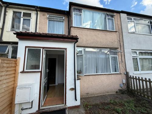 West Hendon Apartment | Duplex Sleeps 4 with Pets Allowed