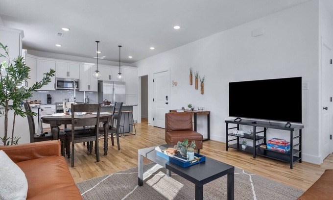 Mosby Apartment | Duplex with Balcony: Spacious Dog-Friendly Oasis!