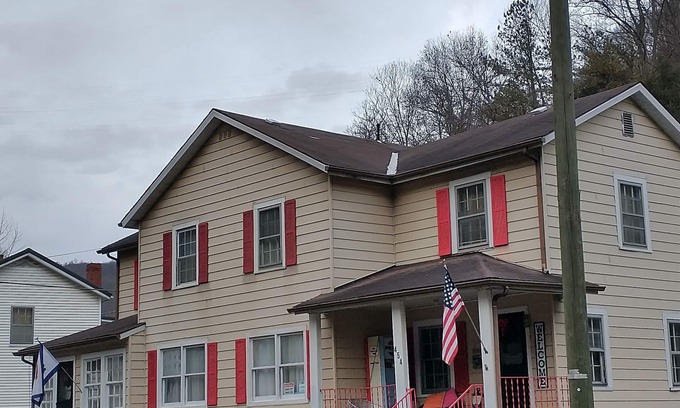 Kyle Cabin | DUPLEX.WITHIN A MILE OF THE HATFIELD MCCOY TRAILS