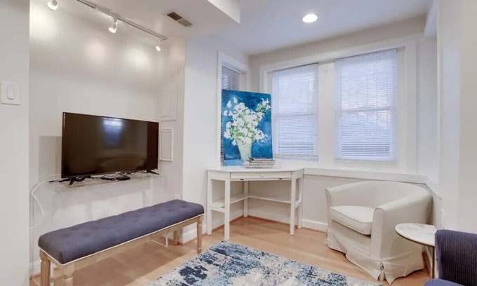 Logan Circle House | Dupont: Pet-friendly+Metro+42"Roku+Desk+FAST Wi-Fi