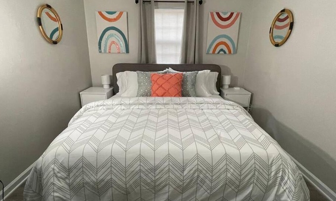 Durham Apartment | * Durham Diggs * Pet Friendly * King Bed *