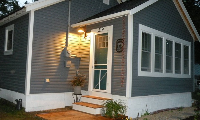 Mackinaw City Cottage | “Dutch Harbor”-Mackinaw City Cottage- only Sept. days avail are 7-11. Book now!