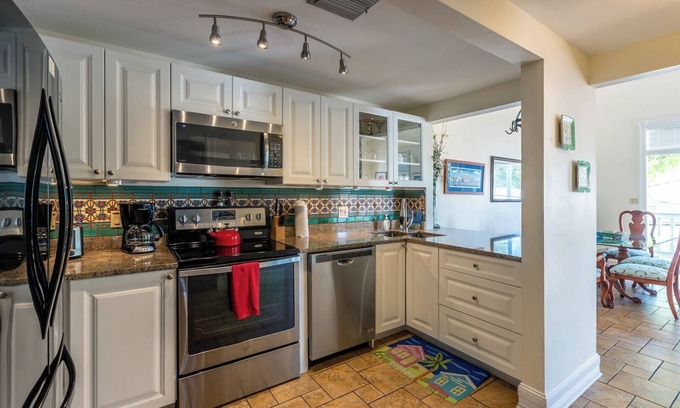Uptown - Upper Duval House | Duval Street Suite in Key West