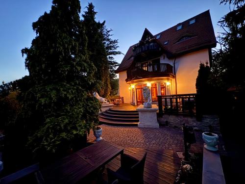 Oliwa Bed & Breakfast | Dworek Oliwski