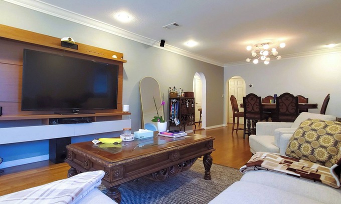 Delaney Park House | Dwtn/Rustic/House/Full Kitchen/Hot Tub/BIG Back Yard/[ALL 4 U]