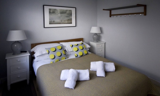 Mawgan Porth Cottage | Dynnarge (2) - a 2 bed classic terrace that sleeps 4 guests in 2 bedrooms