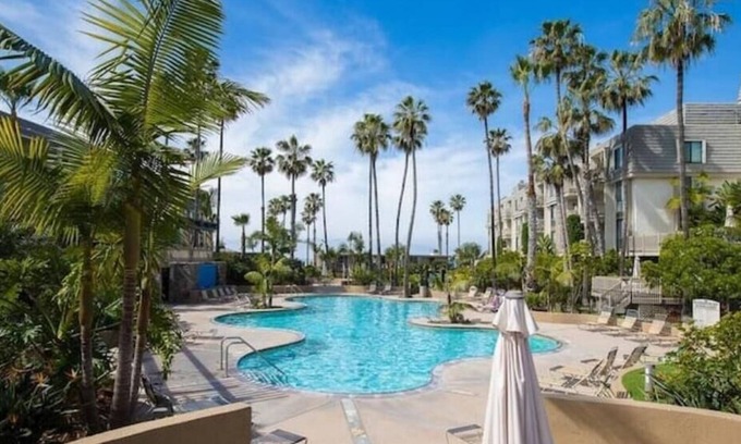 Townsite Condo | E-104 Lovely, 1 bedroom Condo, Ocean & Pool View-