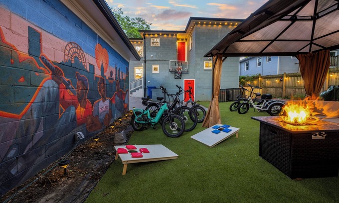 Pittsburgh House | E-Bikes, Arcade Room, Fire Pit, Projector - DT ATL