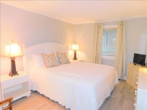 Demere Park Apartment | E11 Peaceful bedroom two bath Ground Level New Shower and Floors Come make some family memories