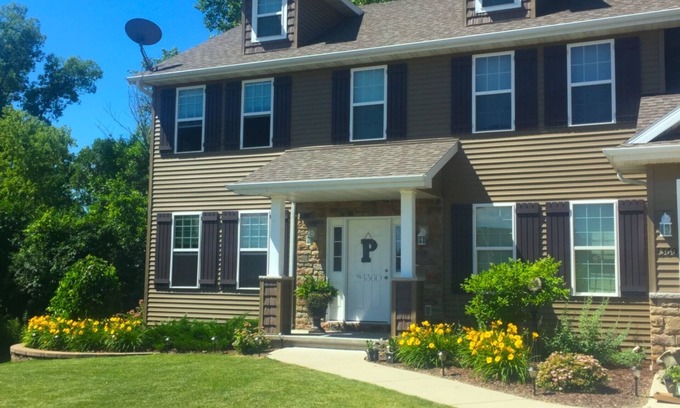Neenah House | EAA Airventure Home Available w/vehicle available. About 13 mins to EAA grounds.