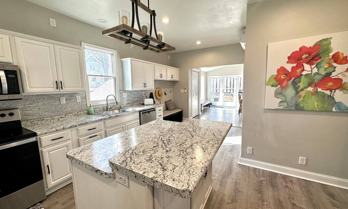 Kaukauna House | EAA Favorite- Spacious 5 Bedroom home sleeps 12, 21 miles to EAA