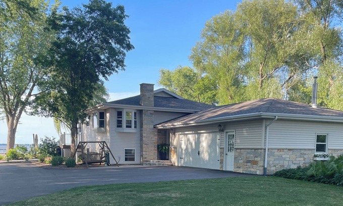 Winneconne House | EAA retreat on Lake Poygan!! Quiet lake property with home and guest barn.