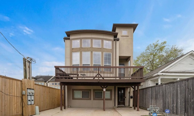 East Downtown Houston House | EaDo Luxe Townhouse | Theater, Balcony, Parking