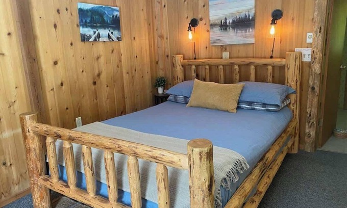 Forks Apartment | Eagle Cottage Room near Olympic National Park