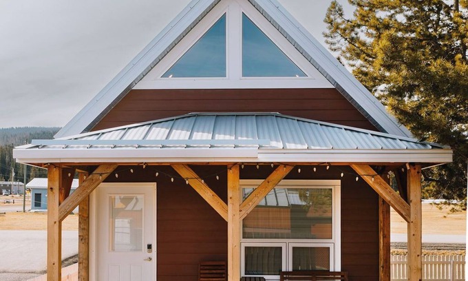 Nordegg Apartment | Eagle - Cozy tiny home with mountain views