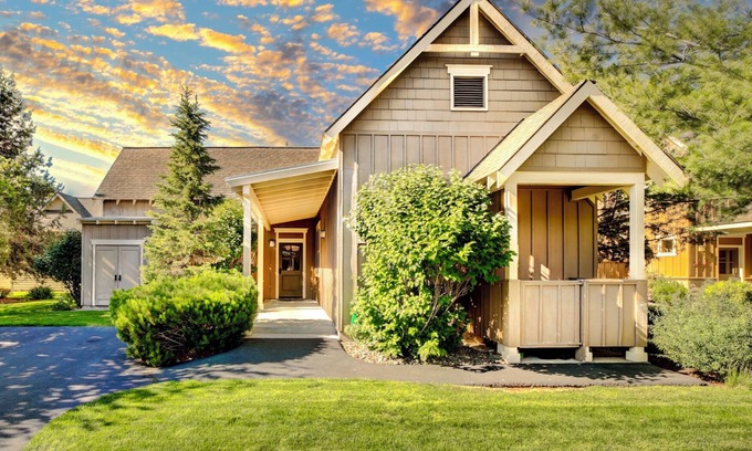 Redmond House | Eagle Crest Desert Sky Retreat - HOT TUB, Dogs OK