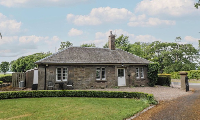 Glenisla Cottage | EAGLE GLEN COTTAGE, romantic, with open fire in Coupar Angus