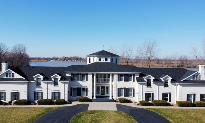 Fremont House | Eagle Isle North Wing on the Sandusky River w/short drive to Cedar Point.