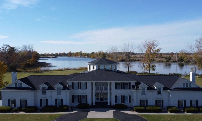 Fremont House | Eagle Isle Wings Spacious 8 bedroom Split Townhouse on the Sandusky River