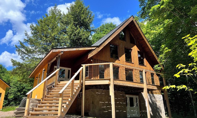 Machar Cottage | Eagle Lake Cabin, Sleeps 12, Steps to Boat Launch, Mins to Sandy Beach & Stores