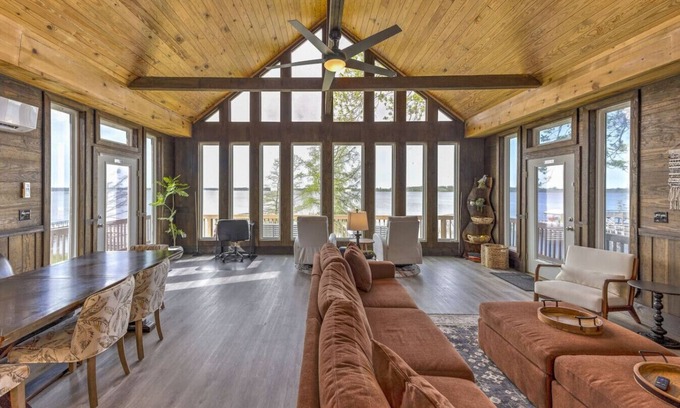 Sondheimer House | Eagle Lake Retreat - Lakefront/EV/AC/Vicksburg MS