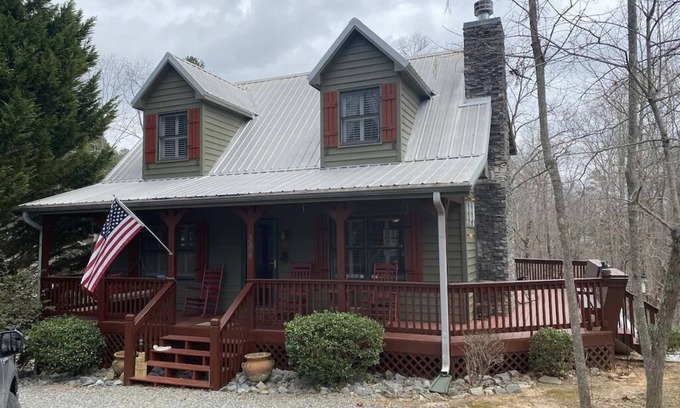 Eagle Mountain Cabin | Eagle Mountain River Retreat 4/3 Pool Table, Jacuzzi & more
