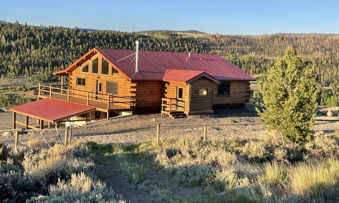 Dubois House | Eagle Nest - Modern log home with a panoramic view over mountains and river.