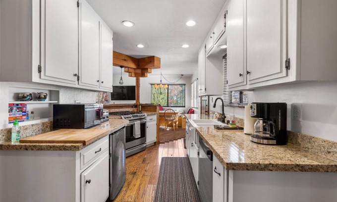 Big Bear Lake House | Eagle Point Estates, 1/4 MILE TO SKI RESORT! Fenced yard and Garage