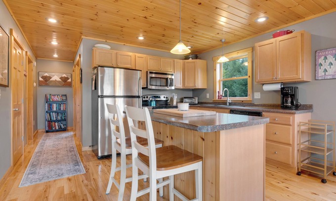 Bethel House | Eagle Ridge Chalet- Modern Chalet Close to Downtown Bethel