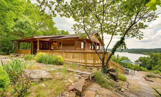 Eagle Rock House | Eagle Rock Gem on Table Rock Lake w/Decks & Grill