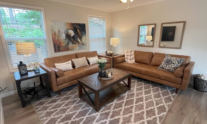 Hemphill House | Eagle's Cove · Waterfront Amazing View, King Bed, Deck