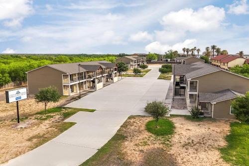 Carrizo Springs Hotel | Eagle's Den Suites Carrizo Springs a Travelodge by Wyndham
