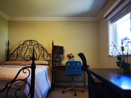 Cordova Bay House | Eagle's House, Room #2