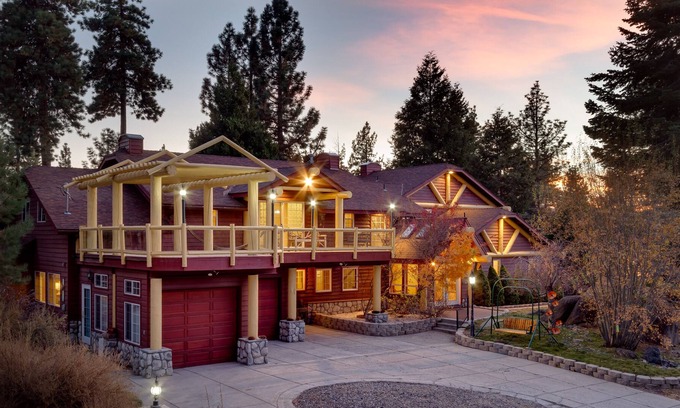 Skyland House | Eagle's Landing Family & Pet Friendly with Private Hot Tub, Sleeps 10