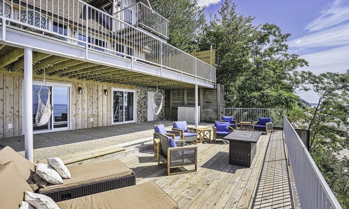 South Haven House | Eagle's Landing: Lake Michigan Waterfront, Private Beach, Fireplace, Decking