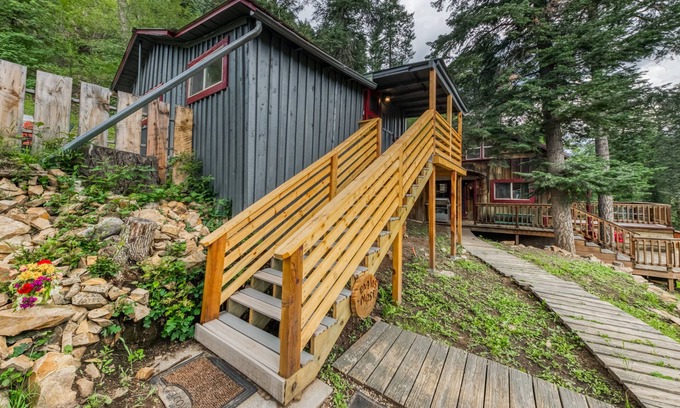 Ruidoso Cabin | Eagle's Nest: Cute 1 bedroom with Hot Tub in the Upper Canyon!!