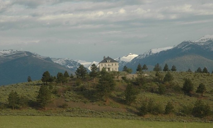 Stevensville House | Eagle's Nest Vacation Rental/ corporate retreat