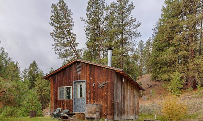 Oroville Apartment | Eagle's Roost Cabin - Eden Valley